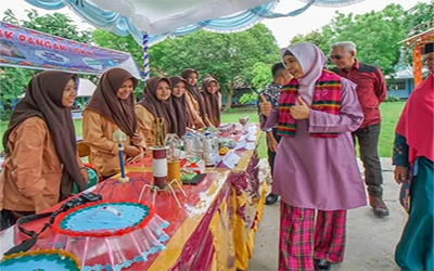 Wakil Gubernur Daerah Khusus Ibukota Jakarta Tinjau Stand Pangan Siswa SMKS BINONG PERMAI